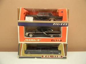 lot 39 image: ZIL 117 & 115 WITH TA3-13 RARE - MADE IN USSR - CCCP - SOVIET CARS - DIE CAST 143 SCALE - RARE AWESOME SET