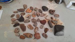 lot 521 image: Large Lot of Rocks, Arrowheads & Other Interesting Native American Tools