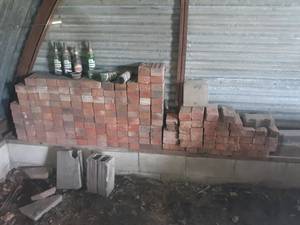 lot 609 image: Large Lot of about 170 Bricks - Each is about 8 x 3-12 x 2-14