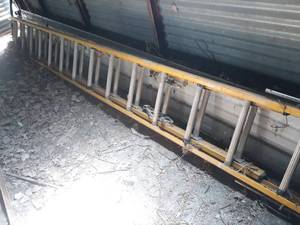 lot 617 image: Werner 25 Fiberglass Extension Ladder - 300 LBS Capacity