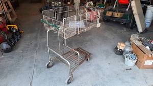 lot 526 image: HyVee Shopping Cart