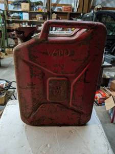 lot 153 image: Vintage Steel Fuel Can - Has Fuel in it