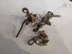 lot 189 image: Klein Tools Havens Grips Model 1604-20L and Manual Chain Hoist
