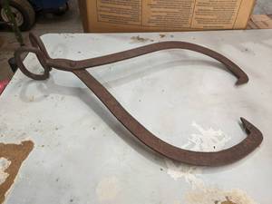 lot 251 image: Large Set of Hay  Ice Tongs