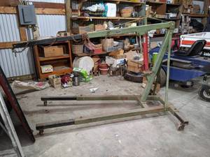 lot 142 image: Carolina Tool 2-Ton Rolling Engine Hoist  Cherry Picker