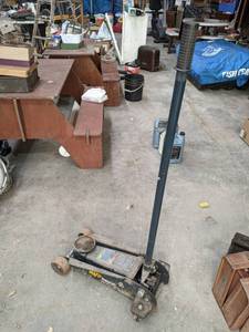 lot 298 image: 3 Ton Floor Jack - MVP SuperLift