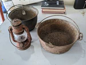 lot 379 image: Dietz Comet Lantern and 2 Cast Iron Pots
