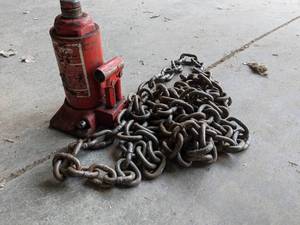 lot 397 image: Dayton 8-Ton Bottle Jack and 38 Log Chain