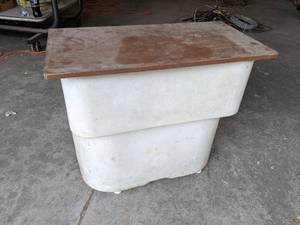 lot 399 image: Poly Bin w Lid