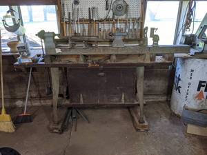 lot 107 image: Vintage Delta Lathe w Delta Super Chuck & 4-Jaw Chuck - Tested and Works