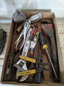 lot 410 image: Ratcheting Pipe Wrench and More Hand tools