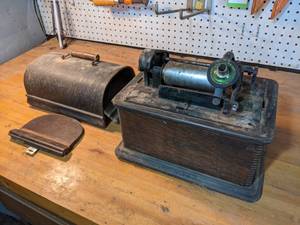 lot 442 image: Antique Edison Standard Phonograph - Cylinder Type Records