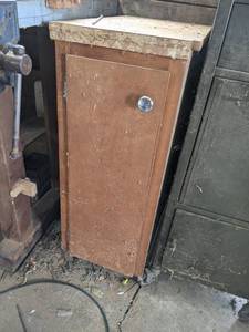 lot 467 image: Cabinet w Assorted Hardware