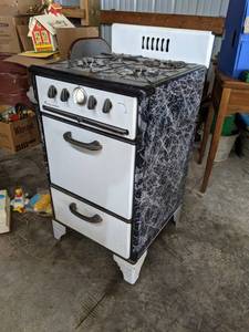 lot 479 image: Antique Waterman Gas Stove