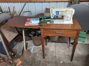 lot 491 image: Singer Stylist Sewing Machine in Cabinet w Book and Accessories