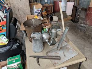 lot 499 image: Vintage Oil Cans and More