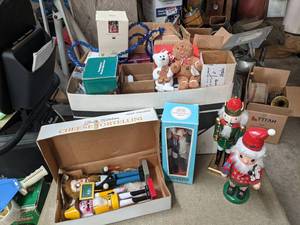 lot 532 image: Lot of Nutcrackers and other Christmas Decorations
