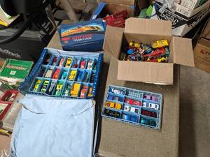 lot 533 image: Large Lot of Hot Wheels and Matchbox Cars w Cases