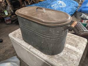 lot 531 image: Vintage Galvanized Tub w Cover