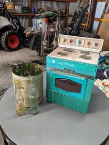 lot 541 image: Suzie Homemaker Toy Oven and Collectable Bottles