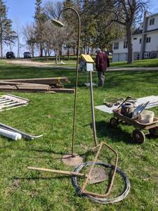 lot 559 image: Outdoor Shower Head, Birdhouse mounted to a pitchfork, roll of wire, shovel and tree saw