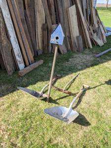 lot 562 image: 2 Aluminum Scoop Shovels, Birdhouse and Skimming Shovel