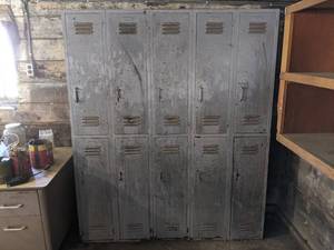 lot 603 image: Set of 10 Lockers