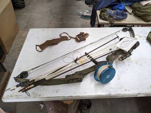 lot 123 image: PSE Pacer Compound Bow w 5 Projectiles Used for Bow Fishing