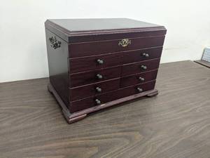 lot 111 image: Jewelry Box