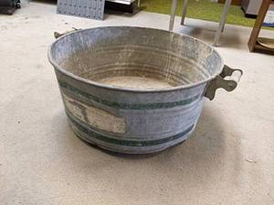 lot 150 image: Vintage Galvanized Washtub
