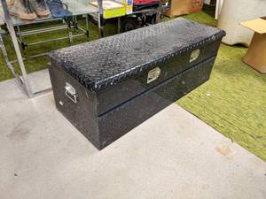 lot 152 image: Aluminum Truck Tool Box w Keys