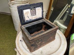 lot 171 image: Small Vintage Safe - No Lock