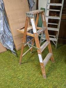 lot 175 image: 4 Wood Step Ladder