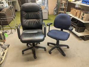 lot 194 image: (2) Office Chairs