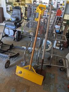 lot 237 image: (2) Shovels