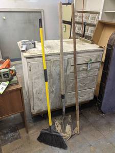 lot 230 image: Shovel, Hoe and Broom