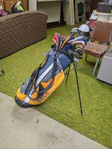 lot 249 image: Dunlop Loco Right Handed Mens Golf Clubs in Bag w Taylor Made Driver and Ping Putter