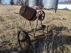 lot 25 image: Cement Mixer