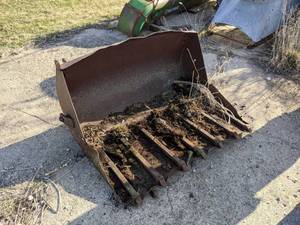 lot 26 image: Trip Bucket for Tractor