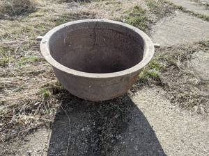 lot 36 image: Antique Hog Scalder Pot - Cast Iron