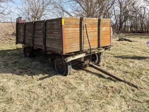 lot 202 image: Running Gear and Box - Box is Loose