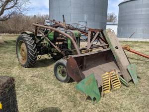 lot 4 image: 1955 Oliver Super 88 Diesel Tractor w Loader