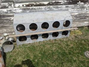 lot 99 image: 10-Hole Chicken Nesting Box