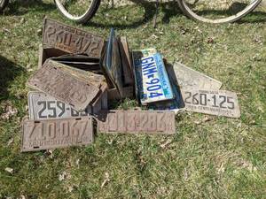 lot 123 image: Lot of Mostly MN License Plates 1930s and Up