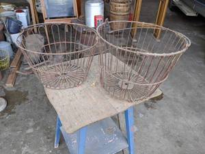lot 146 image: Lot of 2 Vintage Metal Egg Baskets