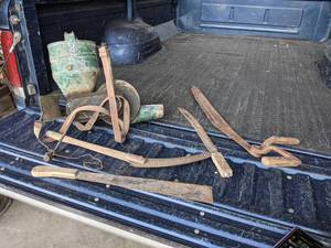 lot 152 image: Vintage Spreader and Tools