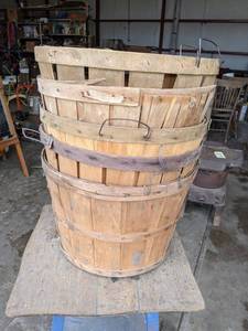 lot 158 image: Lot of 8 Assorted Apple Baskets
