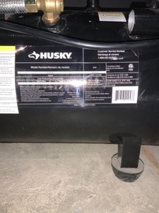 lot 4 image: HUSKY 8G 150 PSI HOTDOG AIR COMPRESSOR. SEE PICTURES
