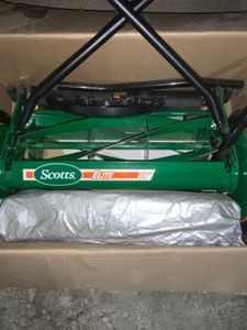 lot 10 image: SCOTTS 16 IN. MANUAL WALK BEHIND PUSH REEL LAWN MOWER. SEE PICTURES