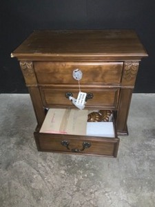 lot 18 image: BARROW 3-DRAWER OAK NIGHTSTAND. SEE PICTURES